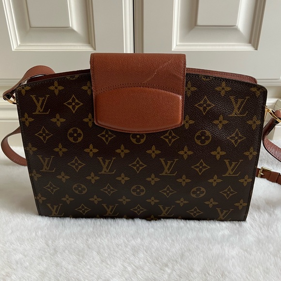 Authentic Louis Vuitton Courcelles Shoulder Bag/ Crossbody - Picture 3 of 15